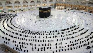 معتمرون يؤدون الصلاة في المسجد الحرام