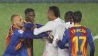 "لماذا يوجد فار؟".. برشلونة يفتح النار على التحكيم بعد الكلاسيكو