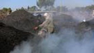 الحطاب.. فلسطيني يواجه "سواد" الواقع في غزة بسواد الفحم