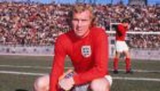 بوبي مور 80.. المدافع الأعظم الذي صنع مجد منتخب إنجلترا