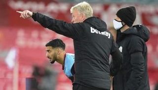 سعيد بن رحمة لاعب وست هام مع مدربه مويس