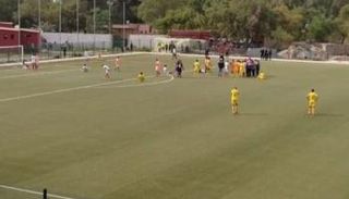 لقطة من ملعب المباراة بعد وفاة رضا الساقي