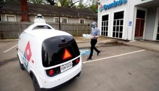 روبوت Nuro الذاتي القيادة يسلم طلبات دومينوز بيتزا