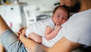 دراسة تؤكد ارتفاع معدلات القلق لدى الآباء الجدد