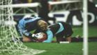 قصة صورة.. "الوحش" أوليفر كان يواسي حارس الخصم