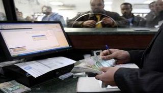 موظف بأحد مصارف ليبيا (أرشيفية)