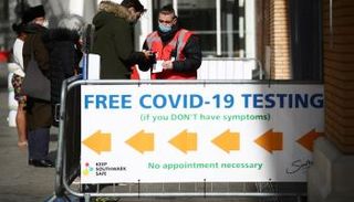 لافتة تشير إلى مركز لإجراء فحوص كورونا مجانا في لندن