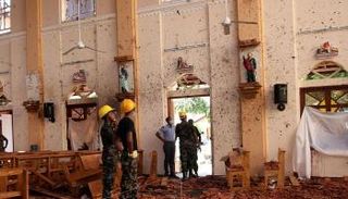 الشرطة السريلانكية تتبع آثار التفجيرات في إحدى الكنائس- أرشيفية