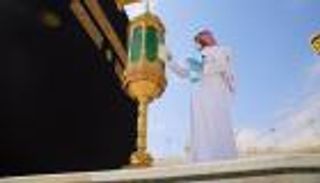 بالصور.. السعودية تطيّب الكعبة والمسجد الحرام 10 مرات يوميا  
