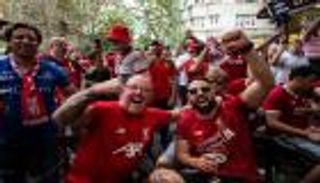 بالفيديو.. حافلة ريال مدريد تتعرض لهجوم جماهير ليفربول