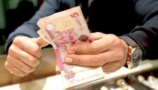 موظف بأحد مصارف ليبيا (أرشيفية)