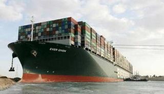 السفينة إيفر جيفن أثناء جنوحها بقناة السويس