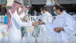 توزيع مظلات على المعتمرين في المسجد الحرام