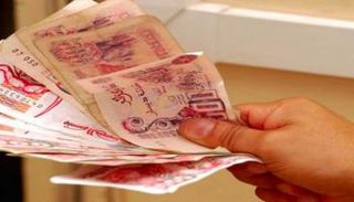 الدينار يتراجع أمام اليورو والإسترليني