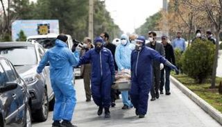 نقل أحد المتوفين بكورونا في إيران - أرشيفية