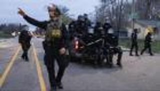 "احتجاجات مينيسوتا".. متظاهرون يرشقون مراسلي "سي إن إن" بالبيض