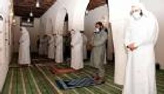 بالصور.. عودة الصلاة بمسجد عمره 300 عام في السعودية