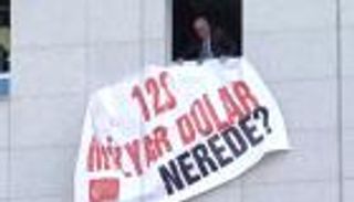 "أين الـ128 مليار دولار؟".. قصة هروب لافتة من شوارع تركيا إلى مقر البرلمان