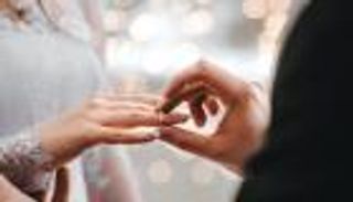 موظف يتزوج 4 مرات خلال 37 يوما.. ما السبب؟