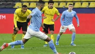 الجزائري رياض محرز يسجل ركلة الجزاء ضد دورتموند