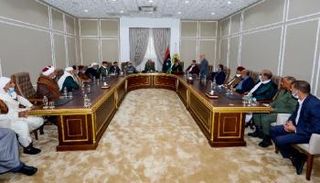 المشير خليفة حفتر خلال لقائه وفدًا من قبيلة المنفة. (القيادة العامة)