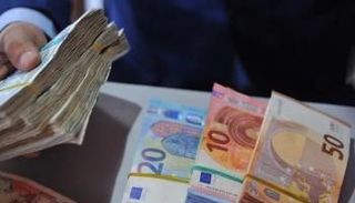 موظف بأحد مصارف ليبيا. (أرشيفية)