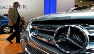 إحدى سيارات مرسيدس الفاخرة 