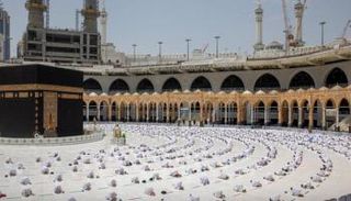 أداء صلاة الجمعة في الحرم المكي 