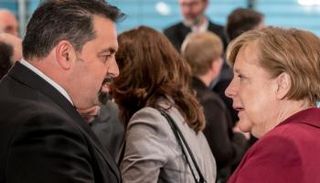 لقاء سابق بين ميركل ورئيس المجلس المركزي للمسلمين أيمن مزيك