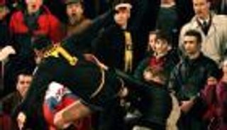 قصة صورة.. كانتونا يعاقب مشجعا بركلة "كونج فو"