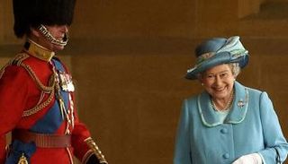 صورة أرشيفية للملكة إليزابيث مع الأمير فيليب