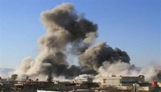 دخان يتصاعد جراء انفجار سابق بالعراق 