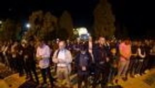 بالصور.. 70 ألفا يؤدون صلاة التراويح في المسجد الأقصى