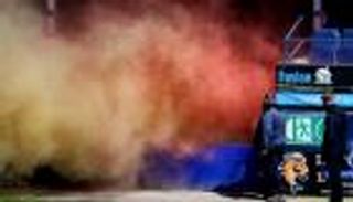 خلال دقيقة الصمت.. مشجع يودع الأمير فيليب بالألعاب النارية