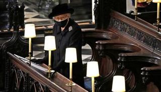 الملكة إليزابيث الثانية أثناء جنازة زوجها الأمير فيليب