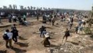 بالصور.. عشرات المصابين في حادث انقلاب قطار بمصر