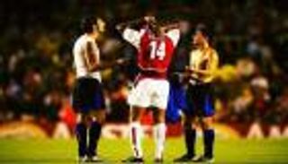 قصة صورة.. شجار بسبب قميص تييري هنري