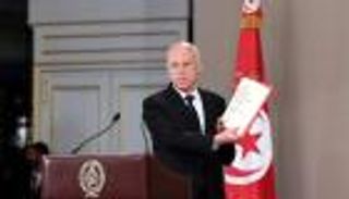 قيس سعيد يقتحم "دهاليز" الدستور ويضع الإخوان في "متاهة"