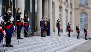 الرئيس الفرنسي إيمانويل ماكرون أمام الإليزيه