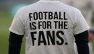 بطائرات وقمصان..  أزمة دوري السوبر الأوروبي تغزو موقعة ليدز ضد ليفربول