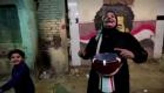 "مسحراتية" مصرية تحيي ليالي رمضان.. ما قصتها؟