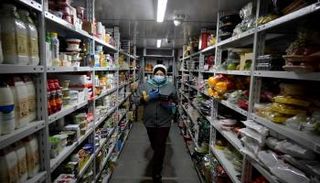 موظفة تجمع طلبات في مخزن 