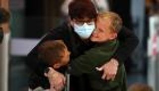 بالصور.. عناق ودموع بمطار أوكلاند في أول أيام السفر دون حجر 