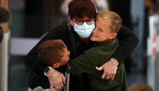 جدة تحتضن أحفادها في مطار أوكلاند