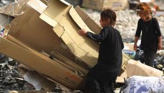 طفلتان في بغداد تعتاشان على جمع النفايات