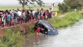 سقوط سيارة في قناة بالفلبين