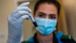 بريطانيا تصيب المتعافين من كورونا بالفيروس مرة ثانية.. ما الحكاية؟