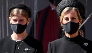 الليدي لويس مع والدتها صوفي كونتيسة وسكس أثناء جنازة جدها الأمير فيليب