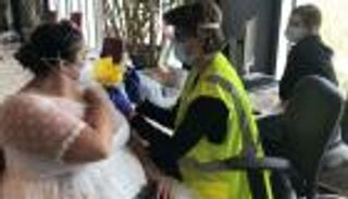 كورونا يلغي الزواج فتتلقى اللقاح بفستان الزفاف