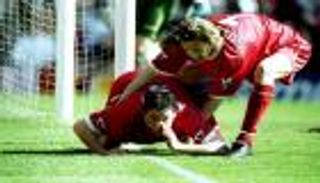 قصة صورة.. أسطورة ليفربول يتعاطى المخدرات في الديربي